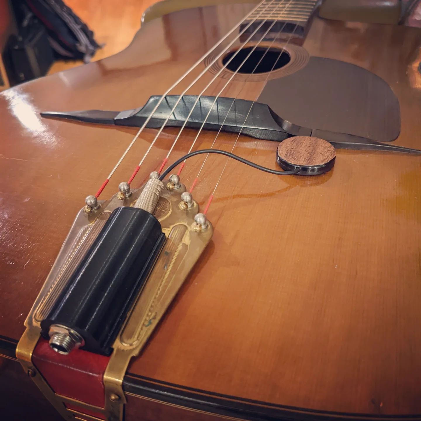 Integrated tailpiece output jack DjangoBooks Forum